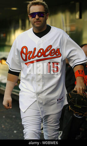 Die Baltimore Orioles Kevin Millar (15) geht zum Clubhaus mit ist, Handgelenk, nachdem er durch einen Stellplatz im zweiten Inning durch den Seattle Mariners Felix Hernandez am 29. April 2006 schlug der Orioles Park at Camden Yards, Baltimore, MD, gewickelt. Die Seemänner besiegten die Orioles 8-6. (UPI Foto/Mark Goldman) Stockfoto