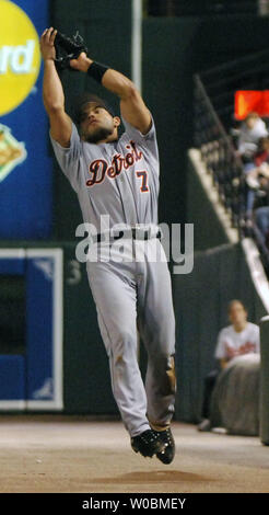 Die Detroit Tiger Ivan Rodriquez (7) macht einen Haken in der Regelwidrigen Flächein der fünften Inning gegen die Baltimore Orioles Miguel Tejada (10) an der Orioles Park at Camden Yards, Baltimore, MD, am 9. Mai 2006. (UPI Foto/Mark Goldman) Stockfoto