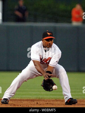 Die Baltimore Orioles Miguel Tejada (10) Felder ein Ball im zweiten Inning den Hieb der Detroit Tiger Craig Monroe (27) an der Orioles Park at Camden Yards, Baltimore, MD, am 10. Mai 2006. (UPI Foto/Mark Goldman) Stockfoto