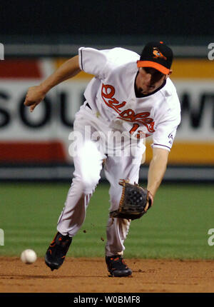 Die Baltimore Orioles Brandon Fahey (12) ein Ball im fünften Inning den Hieb der Detroit Tiger Dmitri Young (25) an der Orioles Park at Camden Yards, Baltimore, MD, am 10. Mai 2006. (UPI Foto/Mark Goldman) Stockfoto