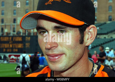 Die Baltimore Orioles Brandon Fahey (12) grüsst Little League Spieler auf dem Feld vor dem Start des Spiels zwischen der Orioles und das Kansas City Royals an der Orioles Park at Camden Yards, Baltimore, MD, am 13. Mai 2006. (UPI Foto/Mark Goldman) Stockfoto