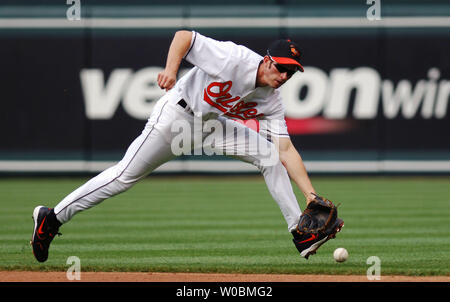 Die Baltimore Orioles Brandon Fahey (12) macht eine laufende Grab ein Ball durch die Kansas City Royals Paul Bako (6) im dritten Inning in Orioles Park at Camden Yards, Baltimore, MD, am 13. Mai 2006. (UPI Foto/Mark Goldman) Stockfoto