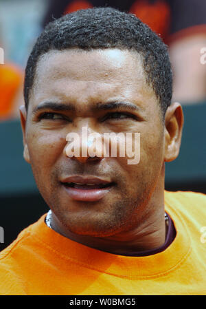 Die Baltimore Orioles Miguel Tejada (10) grüsst Little League Spieler auf dem Feld vor dem Start des Spiels zwischen der Orioles und das Kansas City Royals an der Orioles Park at Camden Yards, Baltimore, MD, am 13. Mai 2006. (UPI Foto/Mark Goldman) Stockfoto