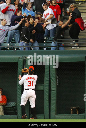 Die Baltimore Orioles Jay Gibbons (31) sieht aus wie ein 2 run Home Run im zweiten Inning von Wily MO Pena (22) der Boston Red Sox Segel in die Masse an der Orioles Park at Camden Yards, Baltimore, MD, am 15. Mai 2006. Die Red Sox gegen die Orioles 11-1 (UPI Foto/Mark Goldman) Stockfoto