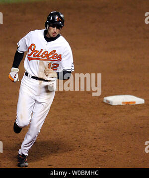 Die Baltimore Orioles Brandon Fahey (12) runden die Grundlagen, nachdem er seinen ersten Major League home run zählenden Nick Markakis vor ihm im fünften Inning gegen Curt Schilling (38) der Boston Red Sox an Orioles Park at Camden Yards, Baltimore, MD, am 16. Mai 2006. (UPI Foto/Mark Goldman) Stockfoto