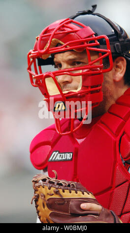 Die Boston Red Sox Doug Mirabelli blickt in die im ersten Inning gegraben gegen die Baltimore Orioles an Orioles Park at Camden Yards, Baltimore, MD, am 17. Mai 2006. (UPI Foto/Mark Goldman) Stockfoto