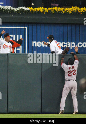 Die Boston Red Sox Wily MO Pena (22) sieht aus wie ein 2 run Home Run von Kevin MIllar der Baltimore Orioles in die Orioles Großraum im fünften Inning bei Orioles Park geht im Camden Yards, Baltimore, MD, am 17. Mai 2006. (UPI Foto/Mark Goldman) Stockfoto