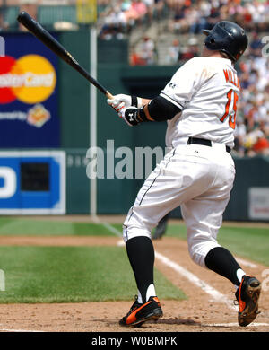 Die Baltimore Orioles Kevin Millar (15) schlägt einen home run im dritten innning Aaron Small der New York Yankees an der Orioles Park at Camden Yards, Baltimore, MD, am 4. Juni 2006. Die Orioles besiegten die Yankees 11-4. (UPI Foto/Mark Goldman) Stockfoto