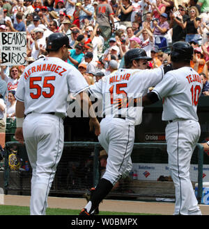 Die Baltimore Orioles Kevin Millar (15) gratuliert von Miguel Tejada (10) und Ramon Hernandez (55), nachdem er einen 3 run Home Run im dritten innning zählenden Hernandez und Tejada Aaron Small der New York Yankees an der Orioles Park at Camden Yards, Baltimore, MD, am 4. Juni 2006. Die Orioles besiegten die Yankees 11-4. (UPI Foto/Mark Goldman) Stockfoto