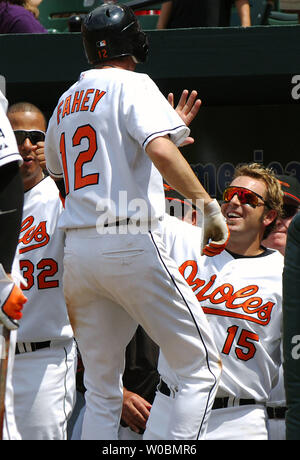 Die Baltimore Orioles Brandon Fahey (12) gratuliert von Kevin Millar (15), nachdem er einen solo Home Run im dritten Inning gegen Aaron Small der New York Yankees an der Orioles Park at Camden Yards, Baltimore, MD, am 4. Juni 2006. Die Orioles besiegten die Yankees 11-4. (UPI Foto/Mark Goldman) Stockfoto