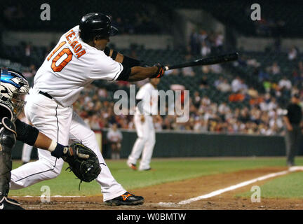 Die Baltimore Orioles Miguel Tejada (10) Zugriffe ein RBI im dritten Inning gegen Roy Halladay der Toronto Blue Jays am Orioles Park at Camden Yards, Baltimore, MD, am 8. Juni 2006. (UPI Foto/Mark Goldman) Stockfoto