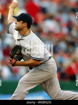 Die New York Yankees Jaret Wright (34) Plätze im zweiten Inning gegen die Washington Nationals am 16. Juni 2006 am RFK Stadium in Washington, D.C. Das Yankees besiegten die Staatsangehörigen 7-5 die Angehörigen senden zu ihrem fünften Verlust in Folge. (UPI Foto/Mark Goldman) Stockfoto