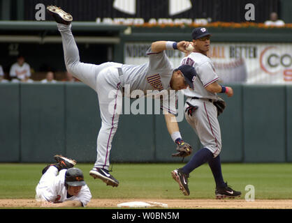 Die Washington Angehörigen Jose Vidro (3) ist im ersten Inning verordnungdrogeverkäufen wie die Baltimore Orioles Brandon Fahey (12) gleitet in eine zweite Festplatte, ein doppeltes Spiel auf einem Ball von Miguel Tejada am 25. Juni 2006 an der Orioles Park at Camden Yards, Baltimore, MD, zu brechen. (UPI Foto/Mark Goldman) Stockfoto