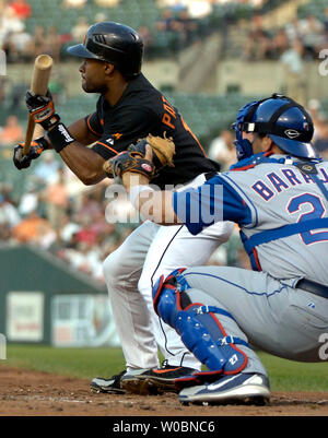 Baltimore Orioles Mittelfeldspieler Corey Patterson (17) schlägt einen Opferbauch im zweiten Inning gegen die Texas Rangers Kevin Millwood am 14 Juli, 2006 um Orioles Park at Camden Yards, Baltimore, MD. Die Förster besiegten die Orioles 2-1. (UPI Foto/Mark Goldman) Stockfoto