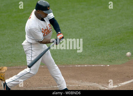 Die Baltimore Orioles "Third Baseman Melvin Mora (6) Trifft ein RBI Grundregel doppelt zählenden Kevin Millar und Nick Markakis im vierten Inning gegen die John Rheinecker am 15. Juli 2006 an der Orioles Park at Camden Yards, Baltimore, MD. (UPI Foto/Mark Goldman) Stockfoto