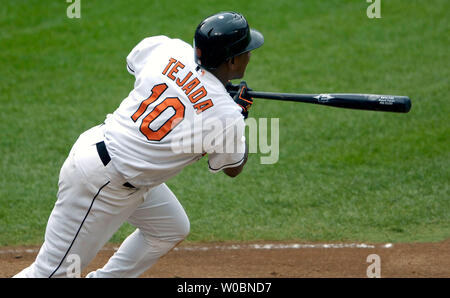 Die Baltimore Orioles "Miguel Tejada (10) Zugriffe ein Rbi zählenden Brian Roberts im vierten Inning gegen die Texas Rangers John Rheinecker am 15. Juli 2006 an der Orioles Park at Camden Yards, Baltimore, MD. (UPI Foto/Mark Goldman) Stockfoto