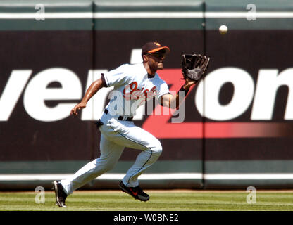 Die Baltimore Orioles Mittelfeldspieler Corey Patterson (17) macht eine laufende fangen im zweiten Inning gegen die Texas Rangers Ian Kinsler am 16 Juli, 2006 um Orioles Park at Camden Yards, Baltimore, MD. Die Orioles besiegten die Rangers 4-0. (UPI Foto/Mark Goldman) Stockfoto