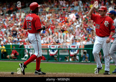 Die Washington Angehörigen Alfonso Soriano (12) gratuliert von Brian Schneider (23), nachdem sie auf einem einzigen von Felipe Lopez im dritten Inning gegen die Chicago Cubs Carlos Marmol zählte am 23. Juli 2006 am RFK Stadium in Washington, D.C. Die Angehörigen die Jungen 7-1 besiegt. (UPI Foto/Mark Goldman) Stockfoto