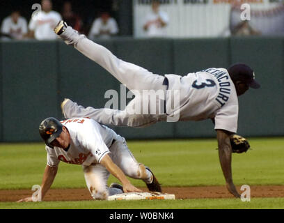 Die Baltimore Orioles Brandon Fahey (12) bricht eine versuchte doppeltes Spiel im dritten Inning von upending Seattle Mariners shortstop Yuniesky Betancourt (3) im Camden Yards, Baltimore, MD, am 31. Juli 2006. (UPI Foto/Mark Goldman) Stockfoto