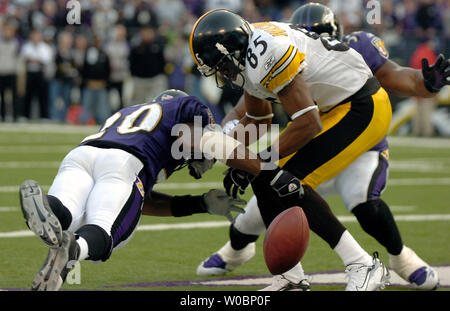 Die Pittsburgh Steelers wide receiver Nate Washington (85) fällt ein Pass in die Endzone im vierten Quartal, während durch die Baltimore Ravens' Ed Reed (20) und Ray Lewis am 26. November 2006 in einem Spiel bei M&T Bank Stadium in Baltimore, Maryland, verteidigt zu werden. Die Ravens besiegten die Steelers 27-0. (UPI Foto/Mark Goldman) Stockfoto