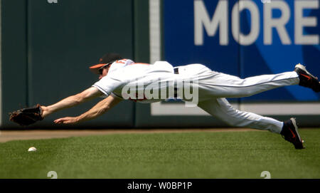 Die Baltimore Orioles Brandon Fahey (12) Tauchgänge für eine Linie fahren im vierten Inning gegen die Toronto Blue Jays Lyle Overbay, das eine doppelte auf dem Spiel am August 20, 2006 um Orioles Park at Camden Yards, Baltimore, Md. Die Blue Jays die Orioles 9-2 besiegt. (UPI Foto/Mark Goldman) Stockfoto