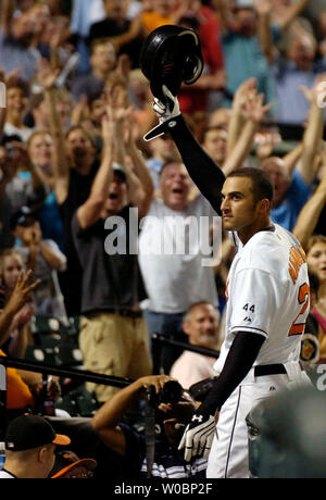 Die Baltimore Orioles Nick Markakis (21) Tipps seine Mütze an, zu den Volksmengen, nachdem er seinen dritten Home Run in der Nacht am 22. August 2006 an Orioles Park at Camden Yards, Baltimore, Md. Die Orioles die Zwillinge 6-3 besiegt. (UPI Foto/Mark Goldman) Stockfoto