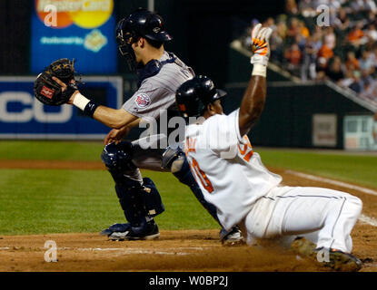 Die Baltimore Orioles Miguel Tejada (10) Kerben im dritten Inning mit einem Double von Jay Felder, die am 22. August 2006 an Orioles Park entfernt im Camden Yards, Baltimore, Md. Die Orioles die Zwillinge 6-3 besiegt. (UPI Foto/Mark Goldman) Stockfoto