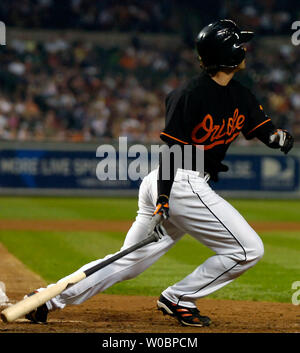 Die Baltimore Orioles David Newhan folgt den Flug seiner Solo home run im dritten Inning gegen die New York Yankees Sean Henn am 8. September 2006 bei Orioles Park at Camden Yards, Baltimore, Md. Es wurde zuerst Newhan's Home Run seit zurück aus der verletzte Reserve, nachdem er sein Bein gebrochen hat im April. (UPI Foto/Mark Goldman) Stockfoto