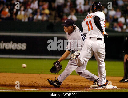 Die Baltimore Orioles David Newhan Beats aus einem einzelnen Bauch im dritten Inning gegen die New York Yankees Aaron Guiel am 11 September, 2006 um Orioles Park at Camden Yards, Baltimore, Maryland. (UPI Foto/Mark Goldman) Stockfoto