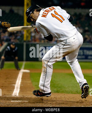 Die Baltimore Orioles David Newhan (11) wird von einem Pitch im fünften Inning durch die New York Yankees Randy Johnson am 11 September, 2006 um Orioles Park at Camden Yards, Baltimore, Maryland. (UPI Foto/Mark Goldman) Stockfoto