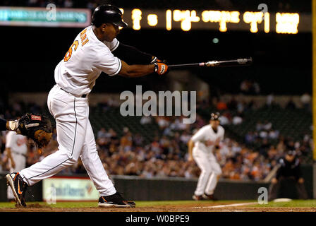 Die Baltimore Orioles Melvin Mora (6) Trifft ein zwei RBI zählende Chris Gomez und David Newhan im fünften Inning gegen die New York Yankees Randy Johnson am 11. September 2006 Bei Orioles Park at Camden Yards, Baltimore, Maryland. (UPI Foto/Mark Goldman) Stockfoto