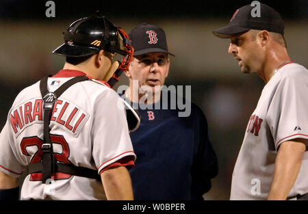 Die Boston Red Sox Tim Wakefield (R) Hört sich Pitching coach David Wallace (C) als Catcher Doug Mirabelli sieht im fünften Inning gegen die Baltimore Orioles am 13. September 2006 Bei der Orioles Park at Camden Yards, Baltimore, Maryland. Die Orioles besiegten die Red Sox 4-0. (UPI Foto/Mark Goldman) Stockfoto