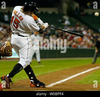 Die Baltimore Orioles Kevin Millar (15) schlägt einen 2 run Home Run im fünften Inning zählenden Ramon Hernandez gegen die Boston Red Sox Tim Wakefield am 13. September 2006 Bei der Orioles Park at Camden Yards, Baltimore, Maryland. Die Orioles besiegten die Red Sox 4-0. (UPI Foto/Mark Goldman) Stockfoto