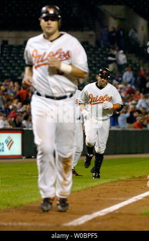 Die Baltimore Orioles Kevin Millar (15) folgt Ramon Hernandez um dritten Base nach Millar ein 2 run Home Run im fünften Inning gegen die Boston Red Sox Tim Wakefield am 13. September, 2006 an der Orioles Park at Camden Yards, Baltimore, Maryland. Die Orioles besiegten die Red Sox 4-0. (UPI Foto/Mark Goldman) Stockfoto