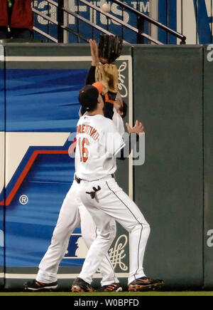 Die Baltimore Orioles David Newhan (11) Beinahe kollidiert mit Jeff Fiorentino (16) in den Tiefen der linken Feld als Newhan ruft eine Kugel zu tiefen Feld links von den Boston Red Sox Kevin Youkilis und für ein Doppelzimmer am 14 September, 2006 um Orioles Park at Camden Yards, Baltimore, Maryland. (UPI Foto/Mark Goldman) Stockfoto