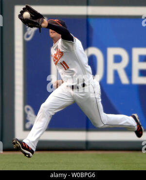 Die Baltimore Orioles David Newhan (11) macht eine laufende fangen in der sixthg Inning gegen die Detroit Tigers Brandon Inge am 21 September, 2006 um Orioles Park at Camden Yards, Baltimore, Maryland. Die Orioles besiegt die Tiger 4-3. (UPI Foto/Mark Goldman) Stockfoto