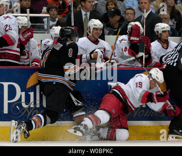 Die Washington Capitals' Alexander Ovechkin (8) Kontrollen Carolina Hurricanes' Trevor Letowski (19) in die Bretter in der dritten Periode am 7. Oktober 2006 in den Hauptstädten Hauptöffner am Verizon Center in Washington, D.C. Die Hauptstädte die Hurrikane 5-2 besiegt. (UPI Foto/Mark Goldman) Stockfoto