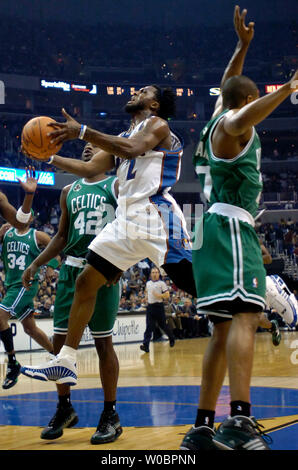 Die Washington Wizards guard DeShawn Stevenson (2) Kerben zwei Punkte im zweiten Viertel gegen die Boston Celtics am 4. November 2006, Verizon Center in Washington, D.C. (UPI Foto/Mark Goldman) Stockfoto