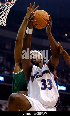 Die Washington Wizards Zentrum Brendan Haywood (33) ist im zweiten Quartal beschmutzt durch die Boston Celtics Michael Sahl am 4. November 2006, Verizon Center in Washington, D.C. (UPI Foto/Mark Goldman) Stockfoto