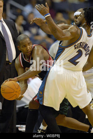 Die Milwaukee Bucks Michael Redd (22) den Ball im zweiten Viertel gegen die Washington Wizards DeShawn Stevenson (2) Am 10. November 2006 im Verizon Center in Washington, D.C. Die Zauberer die Böcke 116-111 besiegt. (UPI Foto/Mark Goldman) Stockfoto