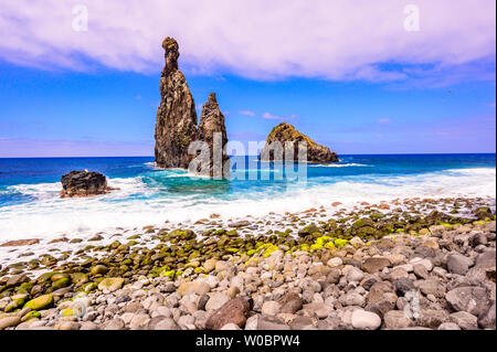 Lava Inselchen in Ribeira da JANELA am steinigen Strand - wilde und schöne Küste mit Felsformationen im Meer in der Nähe von Porto Moniz auf der Insel Madeira, P Stockfoto