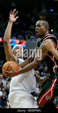 Die Milwaukee Bucks Michael Redd treibt den Korb und Kerben 2 seiner Mannschaft hoch 28 Punkte im vierten Viertel gegen die Washington Wizards Caron Butler (3) Am 10. November 2006 im Verizon Center in Washington, D.C. Die Zauberer die Böcke 116-111 besiegt. (UPI Foto/Mark Goldman) Stockfoto