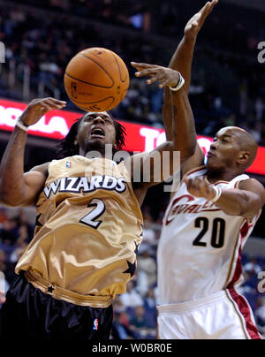 Die Washington Wizards DeShawn Stevenson zählt zwei Punkte und befindet sich im ersten Quartal gegen die Cleveland Cavaliers 'Eric Snow (20) Am 18. November 2006 verschmutzt bei Verizon Center in Washington, D.C. (UPI Foto/Mark Goldman) Stockfoto