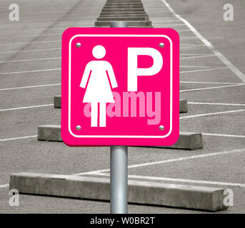 Die rosa Zeichen für parkende Autos nur für Frauen. Parkplatz nur für die Dame an der leeren öffentlichen Parkplatz. Stockfoto