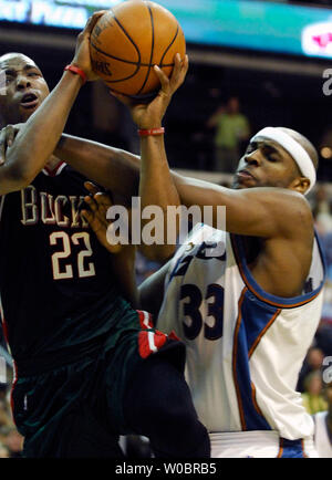 Die Milwaukee Bucks guard Michael Redd (22) ist in der zweiten Hälfte verschmutzt durch die Washington Wizards Zentrum Brendan Haywood (33) am 3. Januar 2007, im Verizon Center in Washington, D.C. Die Zauberer die Böcke 108-105 besiegt. (UPI Foto/Mark Goldman) Stockfoto