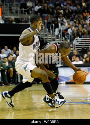 Die Milwaukee Bucks guard Michael Redd (22) ist verschmutzt durch Washington Wizards guard DeShawn Stevenson (2) in der zweiten Hälfte am 3. Januar 2007, im Verizon Center in Washington, D.C. Die Zauberer die Böcke 108-105 besiegt. (UPI Foto/Mark Goldman) Stockfoto