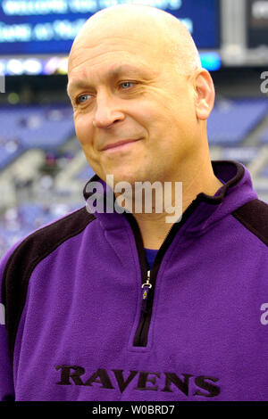 Hall of Fame Mitglied und ehemaligen Baltimore Orioles große Cal Ripken in das Feld vor dem Spiel zwischen den Indianapolis Colts und die Baltimore Ravens am 13 Januar, 2007 in der GG-Runde der AFC Endspiele bei M&T Bank Stadium in Baltimore, Maryland. (UPI Foto/Mark Goldman) Stockfoto