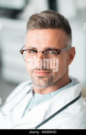 Schöne bärtige Blauäugigen plastischer Chirurg mit Brille Stockfoto