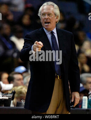 Die Seattle SuperSonics Head Coach Bob Hill schreit zu seiner Mannschaft in der ersten Hälfte gegen die Washington Wizards am 5. Februar 2007, im Verizon Center in Washington, D.C. (UPI Foto/Mark Goldman) Stockfoto