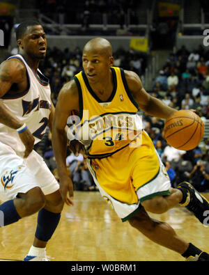 Die Seattle SuperSonics guard Ray Allen (34) Laufwerke an den Korb und Kerben zwei seiner Mannschaft hoch 29 Punkte in der zweiten Hälfte gegen Washington Wizards guard DeShawn Stevenson (2) Am 5. Februar 2007, im Verizon Center in Washington, D.C. Die Zauberer besiegt die SuperSonics 118-108. (UPI Foto/Mark Goldman) Stockfoto